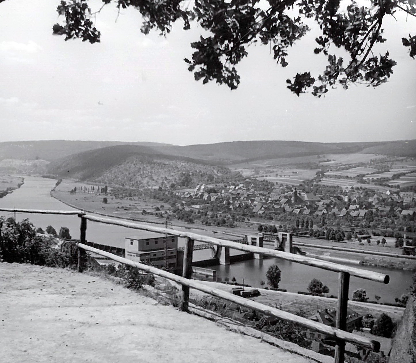 Blick von der Burg auf die Staustufe